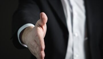 handshake-2056023_640